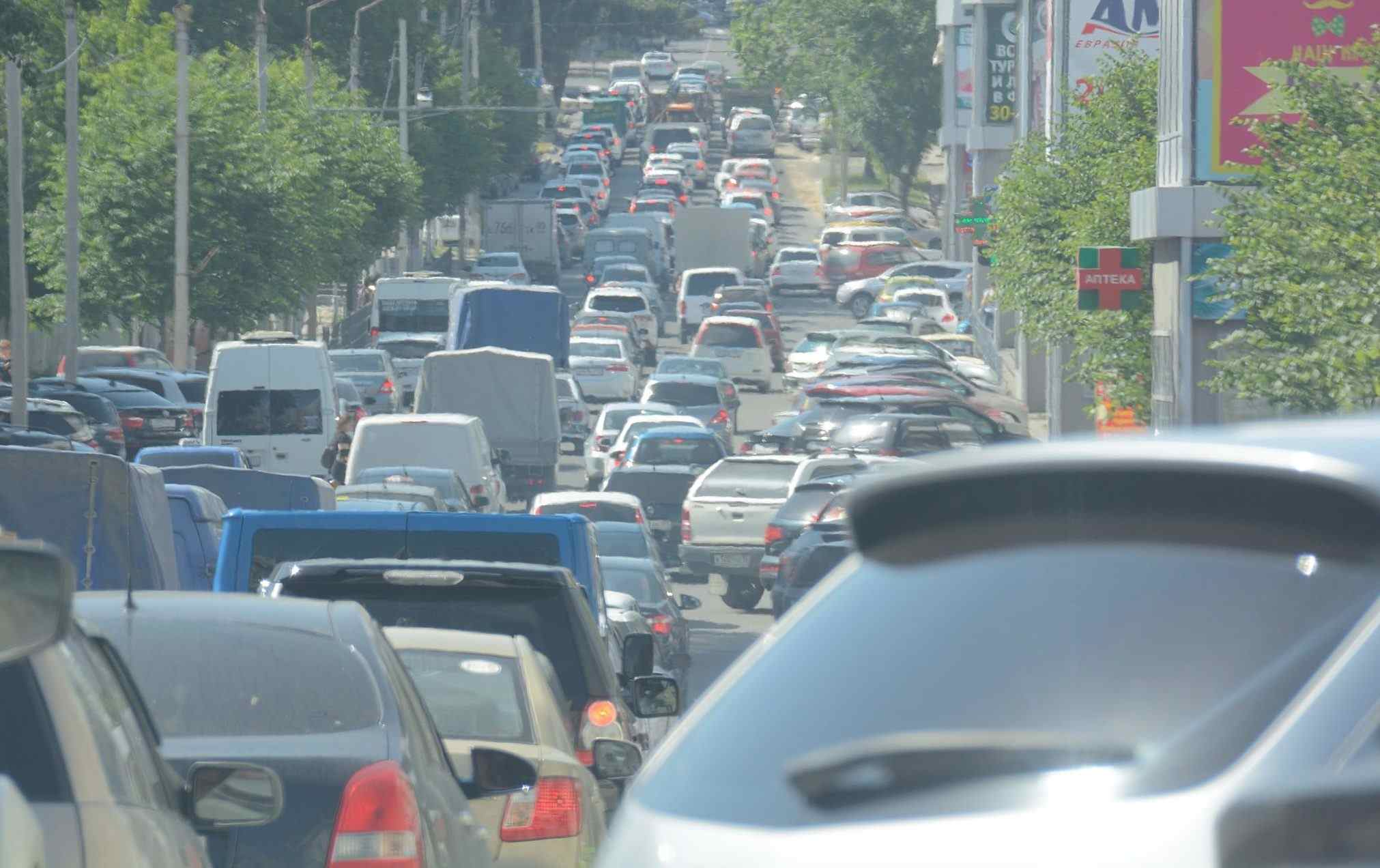 В Новороссийск каждый день въезжает больше 30 тысяч машин.  Как разгрузить забитые трассы?
