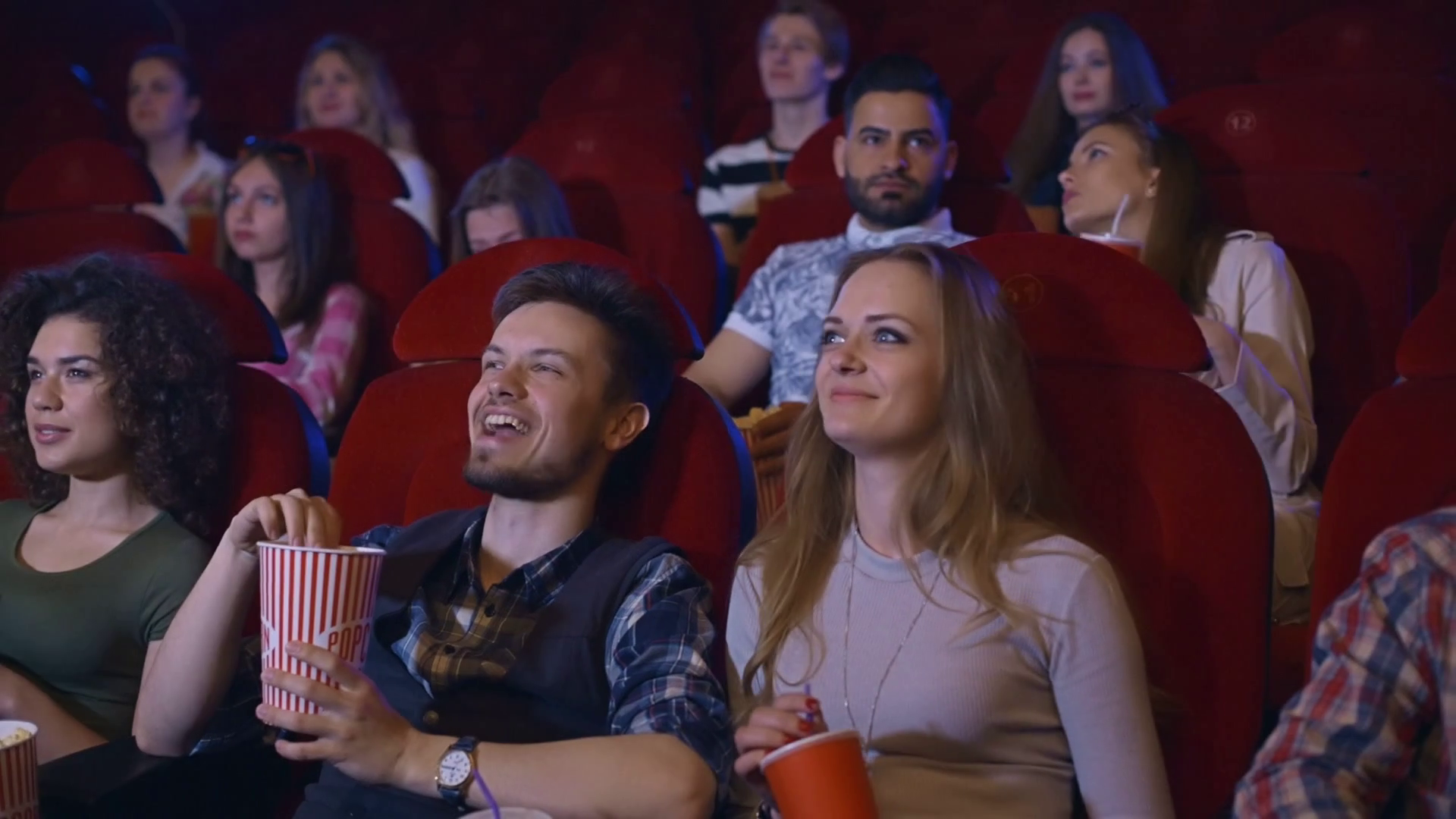 Friends cinema. Зрители в кинотеатре фото. Кино развлечение. Просмотр фильма в Старом кинотеатре. Зрители в кинотеатре в популярном.