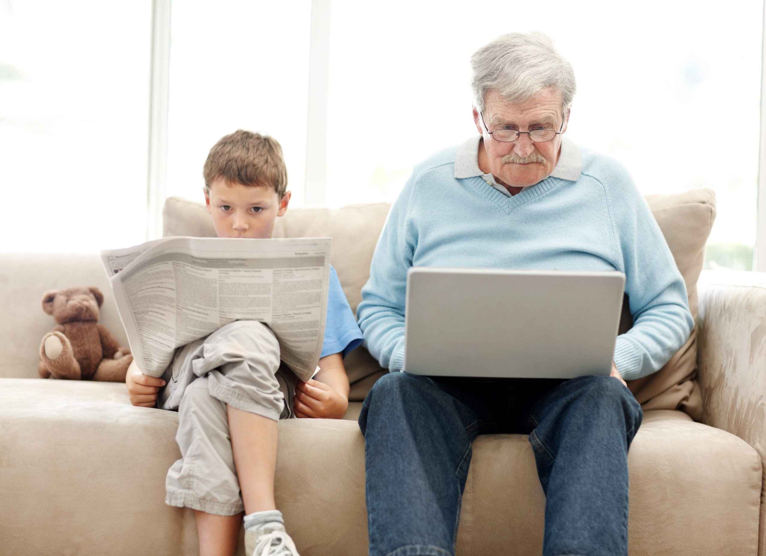 Old man new. Разные поколения. Старики и дети. Старое поколение. Дедушка с планшетом.