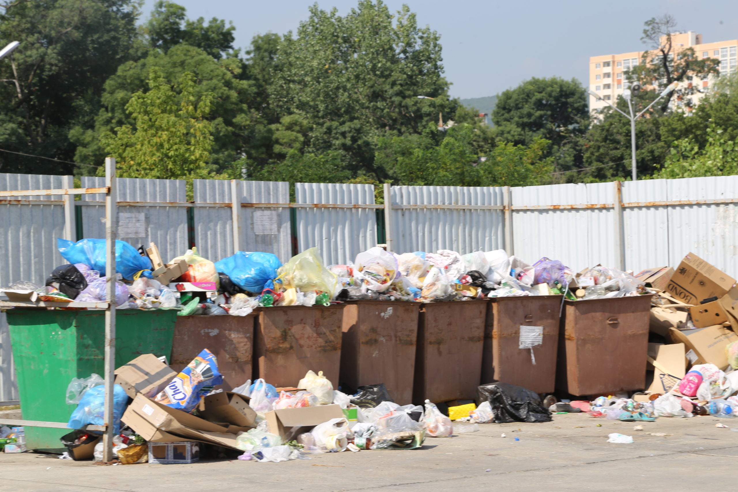 В Новороссийске площадки под мусорками передают управляющим компаниям. Брать хотят не все