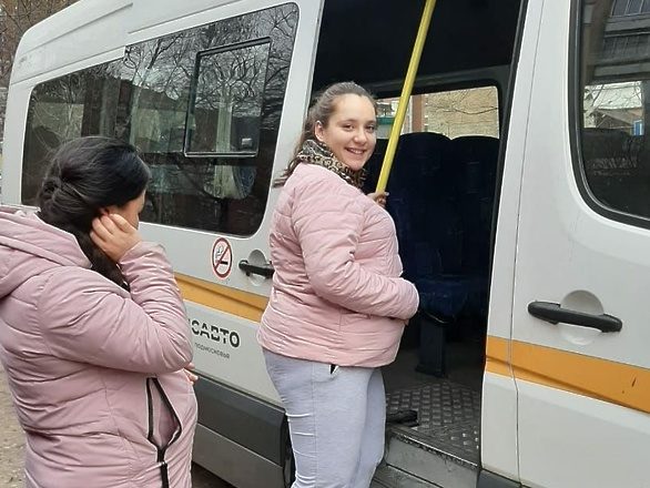 Новороссийский водитель бесплатно возит беременных