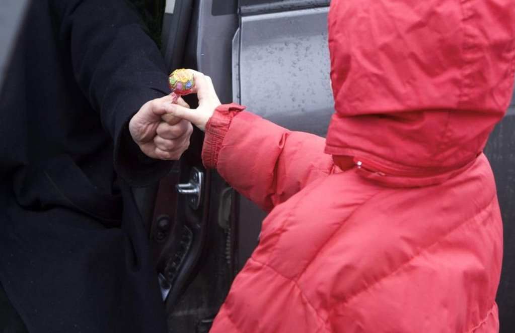 В Новороссийске появился подозрительный мужчина, который предлагает детям конфеты
