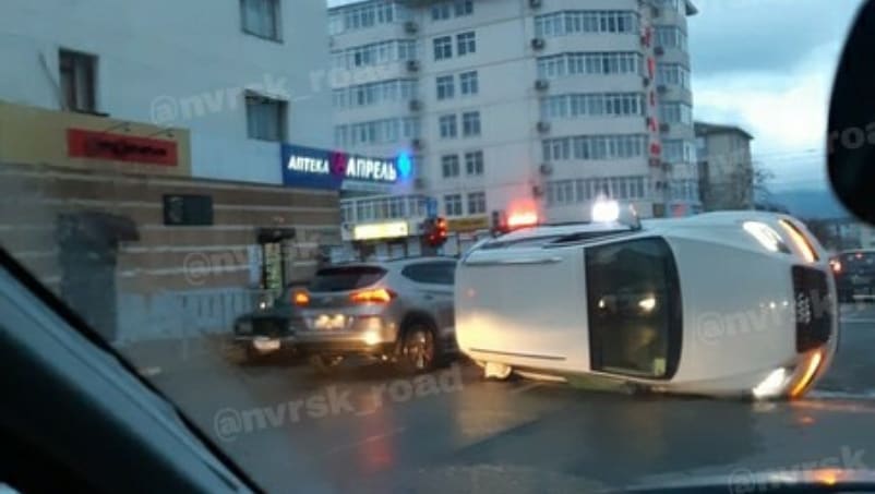В Новороссийске страшное ДТП на перекрестке: три машины столкнулись, одна перевернулась
