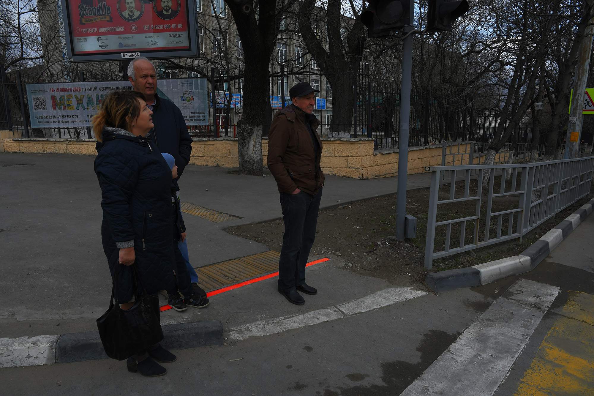 В Новороссийске появился первый в крае наземный светофор с подсветкой