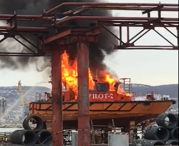 В Новороссийске в порту загорелся лоцманский катер
