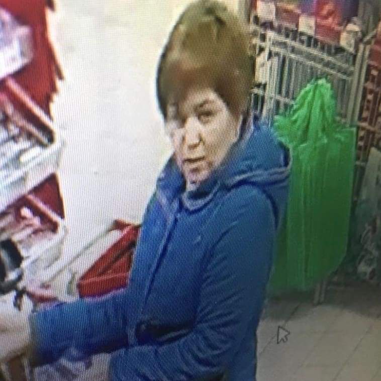 Полиция Новороссийска разыскивает женщину, которая украла сумку в гипермаркете