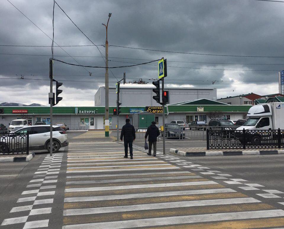 Напротив Южного рынка в Новороссийске заработал светофор, но пешеходы его не замечают
