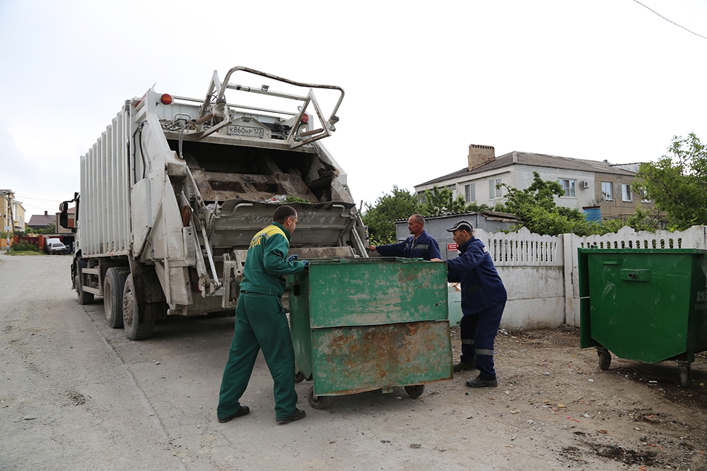 На Кубани будут следить за мусоровозами с ТКО. Чем это поможет жителям Новороссийска?