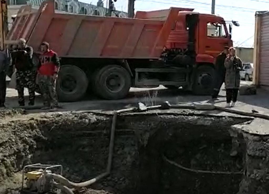 В Новороссийске порвало трубу на глубине 6 метров