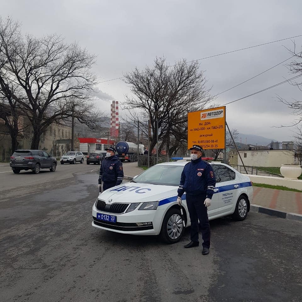 В Новороссийске госавтоинспекторы выходят на дорогу в масках и рекомендуют водителям соблюдать карантин