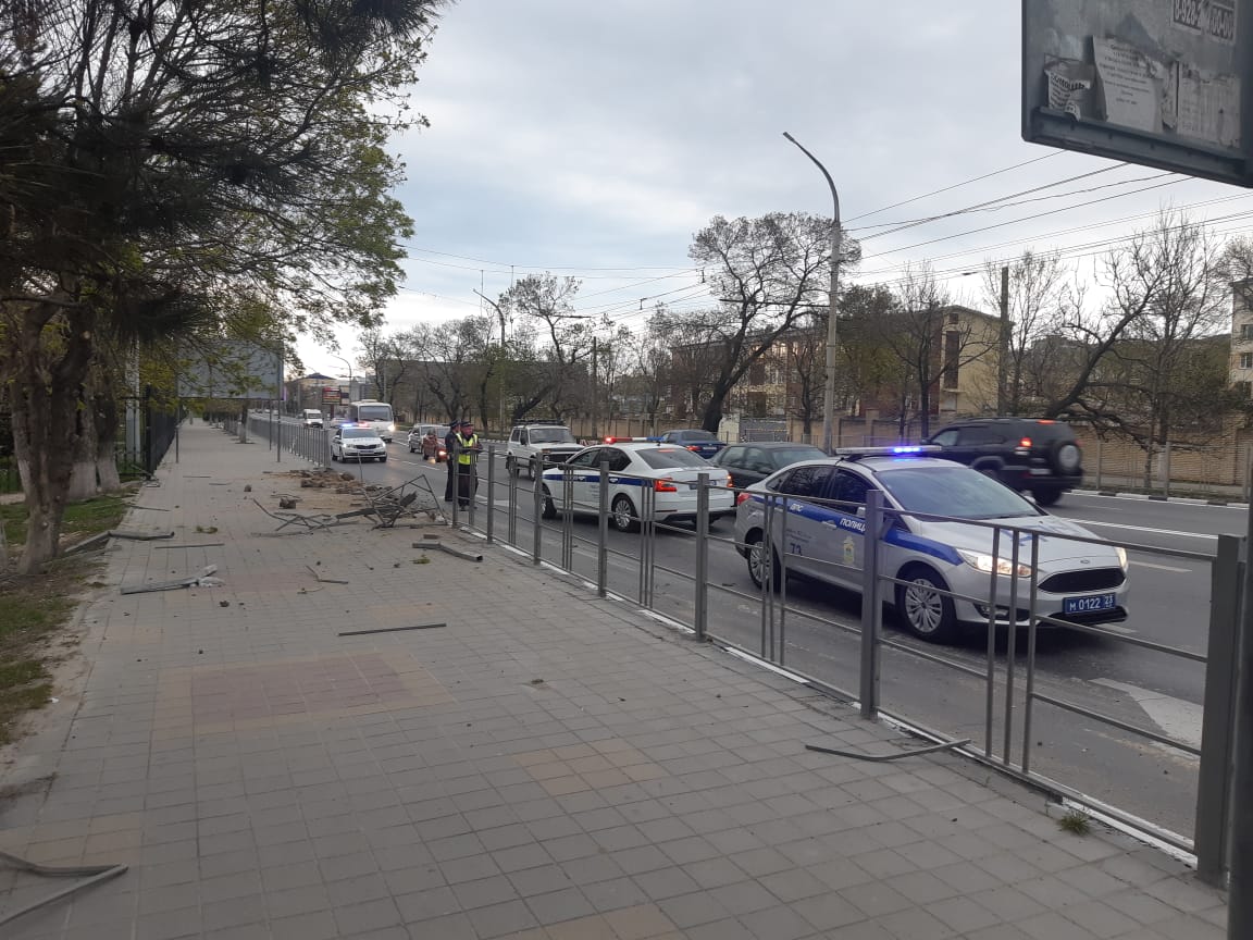 Новороссийцам мешают дорожные ограждения в Южном районе