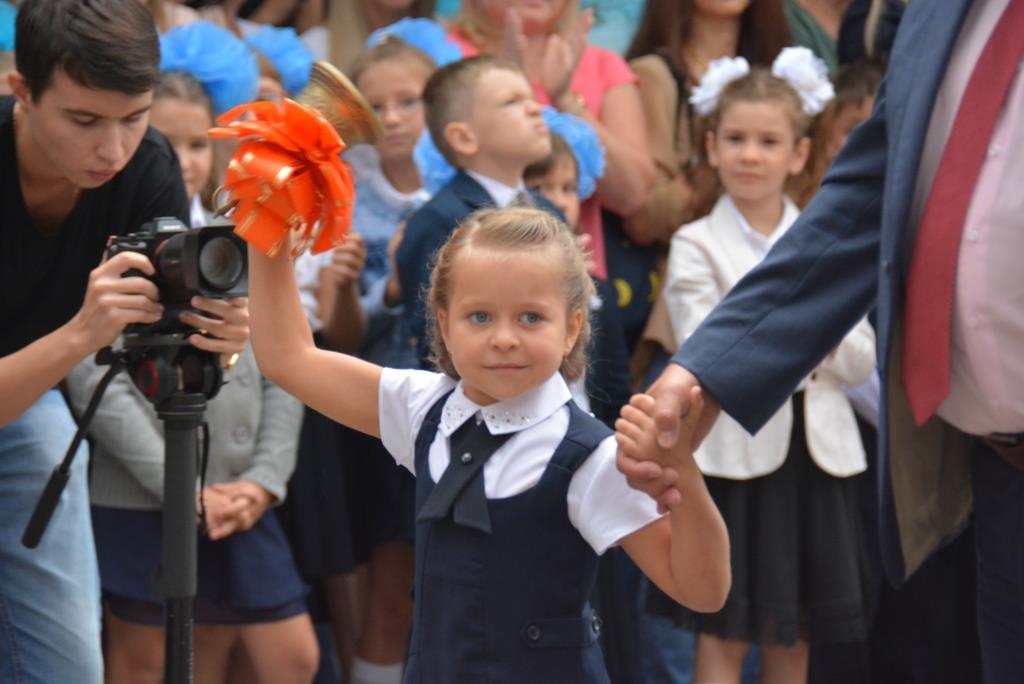 Школа 115 красноярск. Школьная линейка на 1 сентября 10 класс.