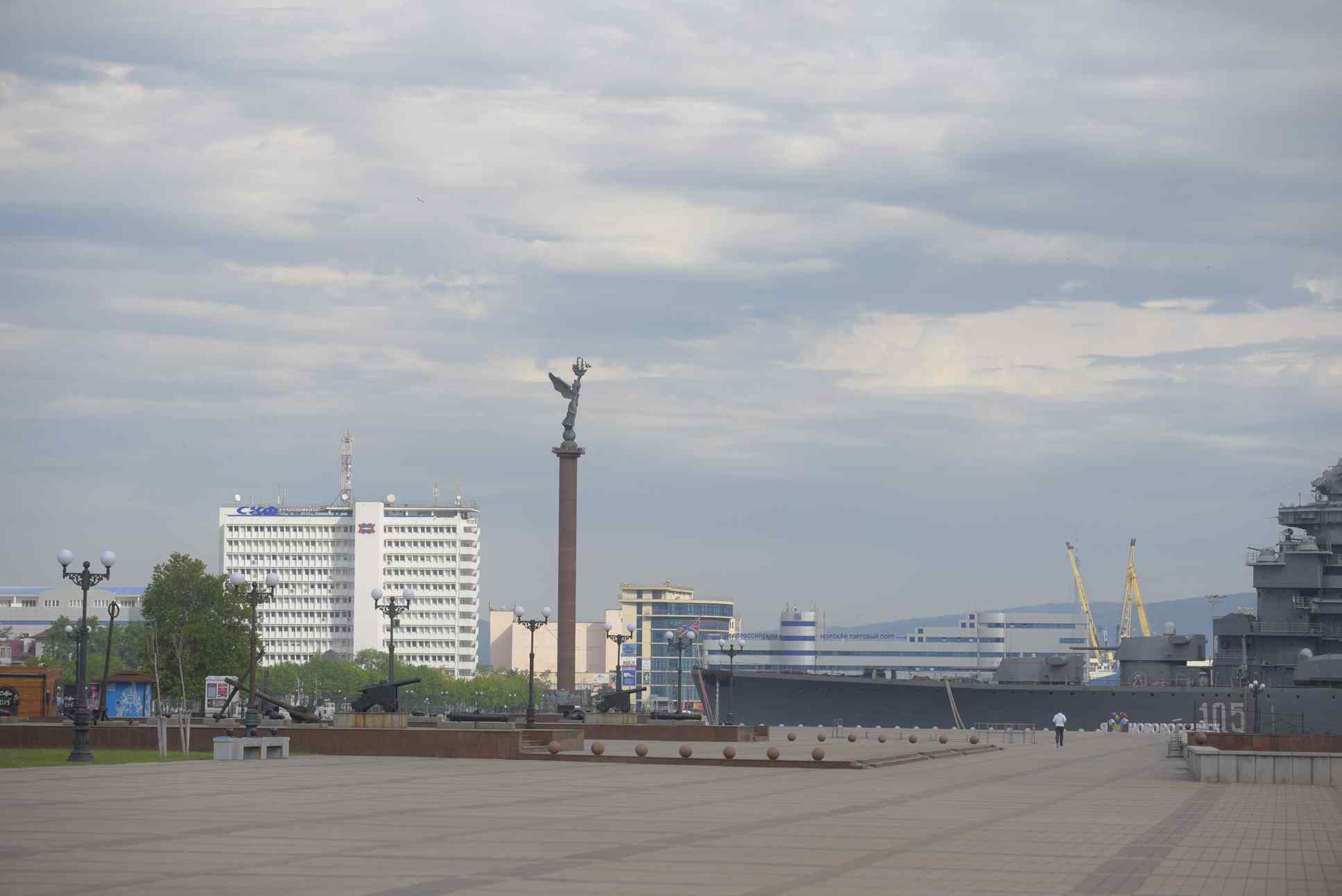 25 апреля 2007 года в Новороссийске открыта стела «Морская слава России»