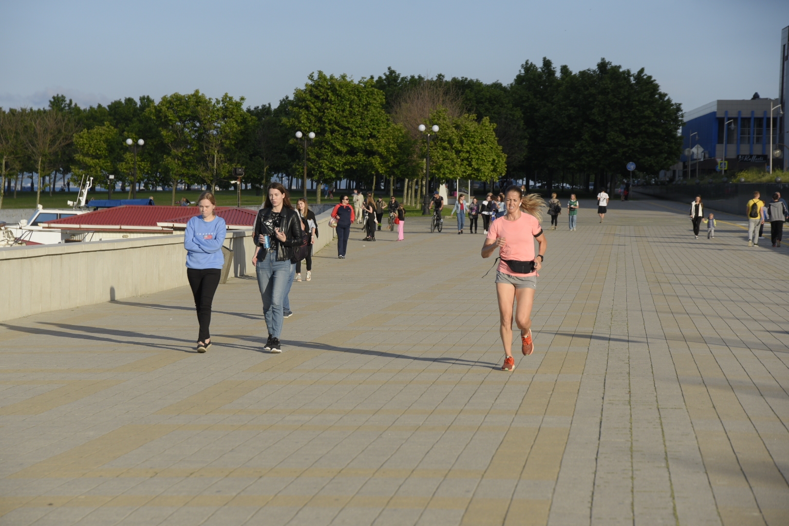 новости новороссийска подсмотрено. девочка спрыгнула с 3 этажа. сергей пуликовский краснодарский край. фото девушки которая сидит в новороссийске на мосту. 1 сентября в новороссийске выпали.