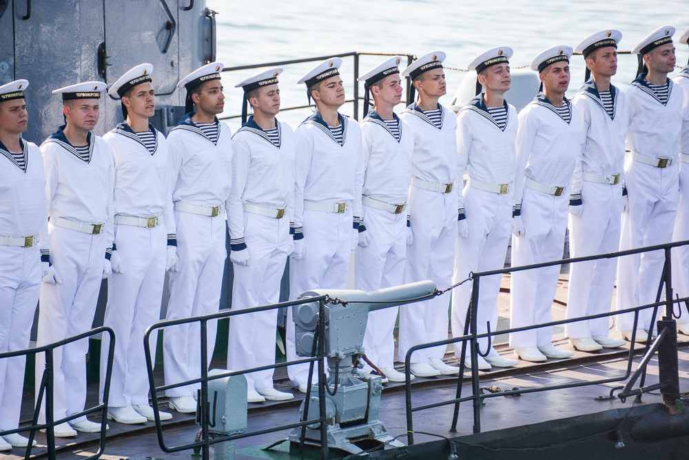 На корабле несколько кошек несколько матросов. Матрос ВМФ 2021. Матрос Черноморского флота 2021 Новороссийск. Военный моряк. Военный корабль.