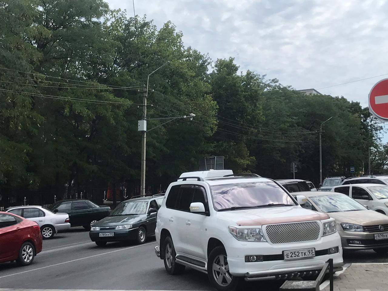 В Новороссийске предлагают штрафовать «бордюрщиков» на автовокзале