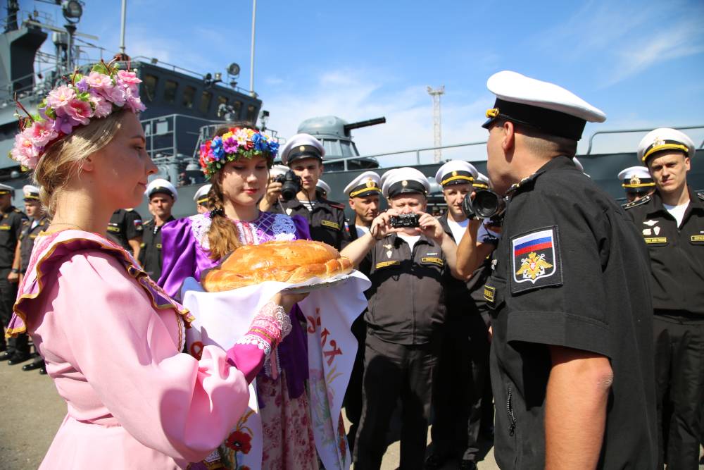 Экипаж тральщика «Вице-адмирал Захарьин» торжественно встречали на военно-морской базе