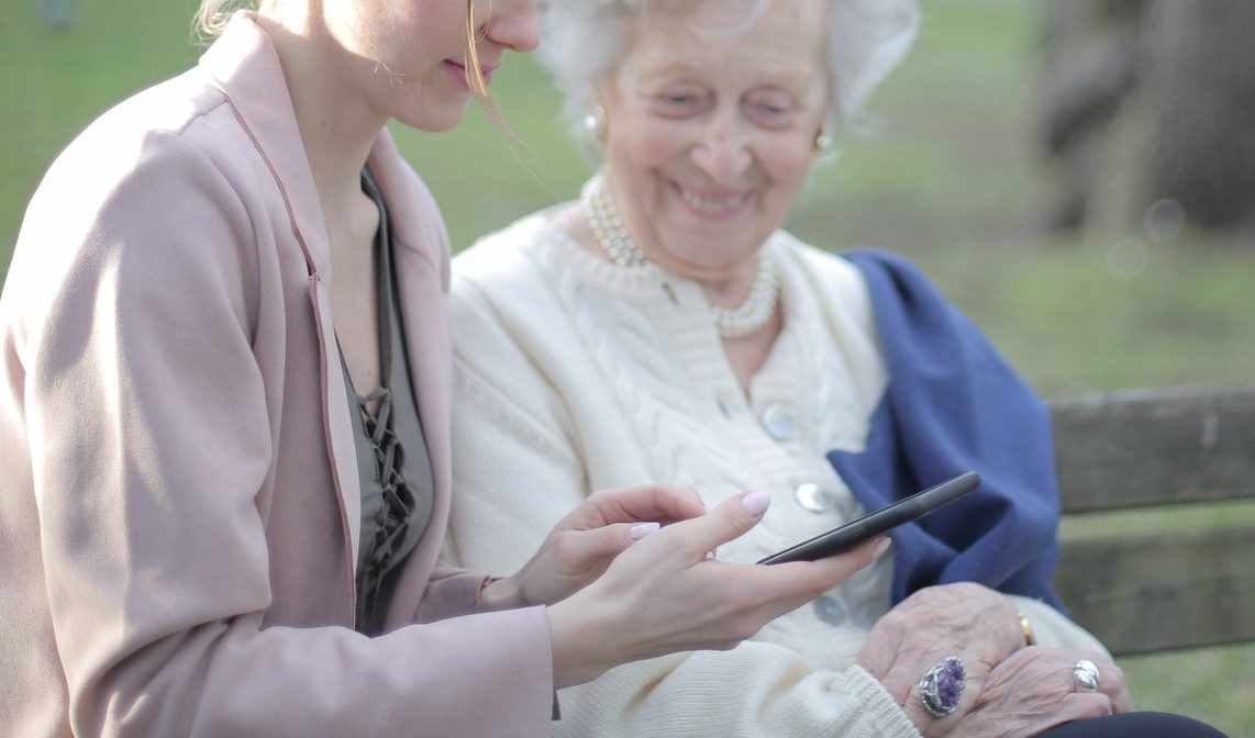 Бабушке подарили смартфон. Как уберечь ее от фейков и телефонных мошенников