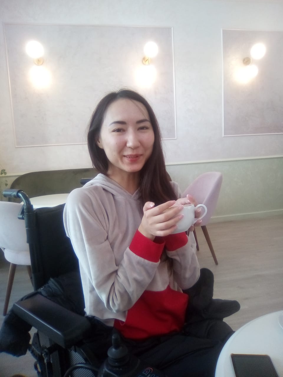 Инвалид-колясочник и талантливый художник из Казахстана потеряла в Новороссийске все документы