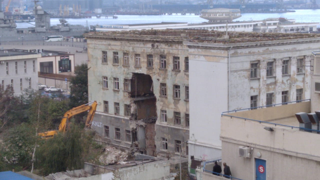 В центре Новороссийска на набережной сносят четырехэтажное здание – Новости  Новороссийска