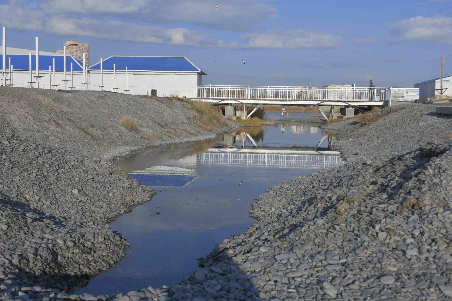 Проран в Новороссийске раскрыли накануне шторма, который его снова закрыл. Стоило ли стараться, разберется новый прокурор?