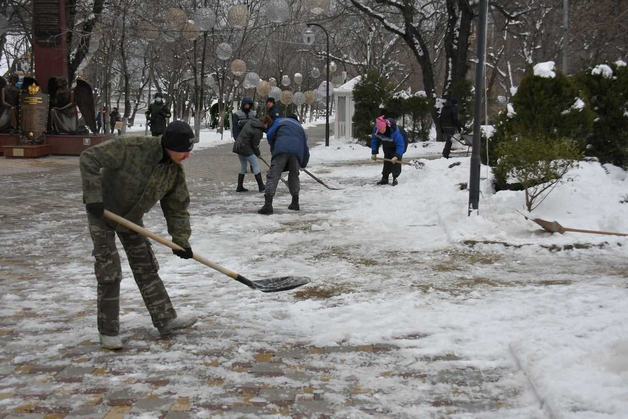 В Новороссийске в ожидании снегопадов приготовили 5,5 тонн песка и соли
