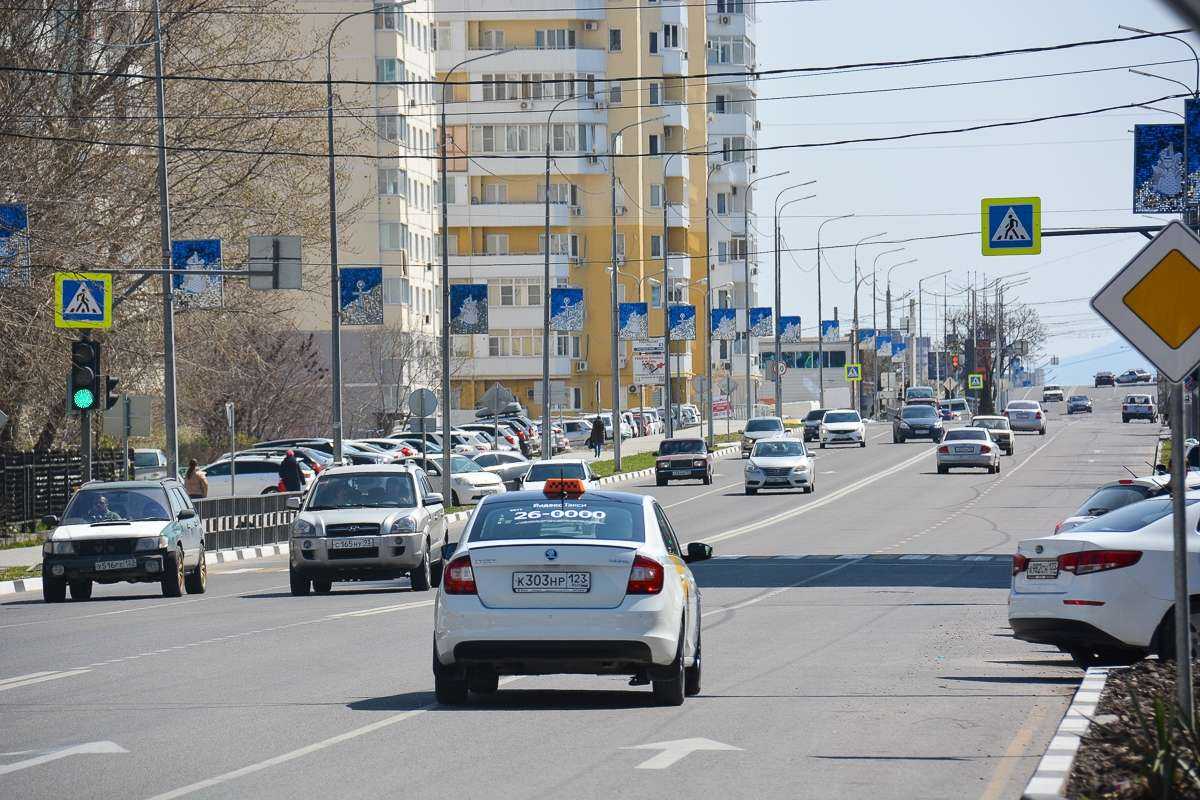Новороссийские таксисты выходят на обочину, а пассажиры вспоминают, как правильно «голосовать»