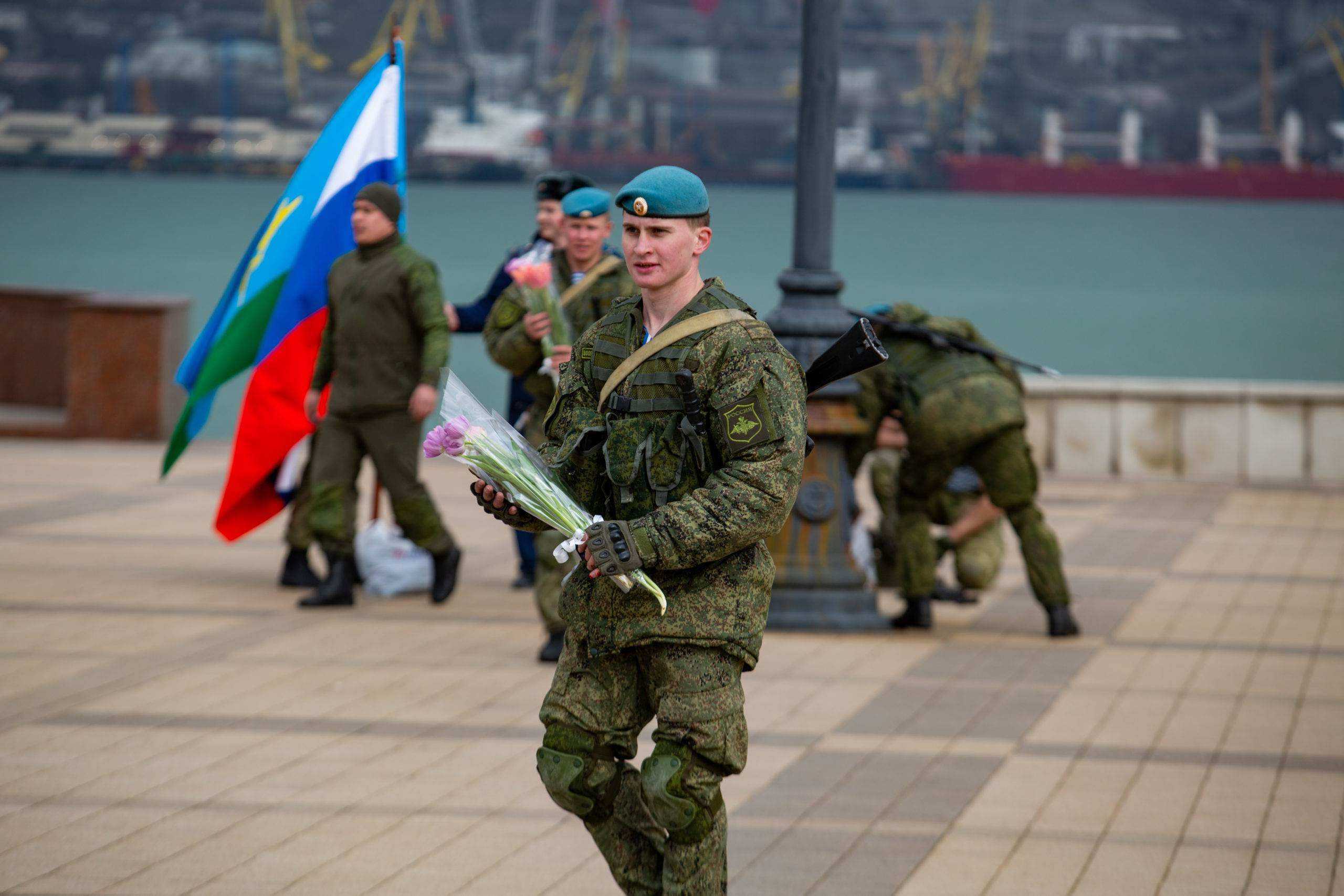 Сегодня на набережной Новороссийска десантники поздравляли женщин с праздником весны
