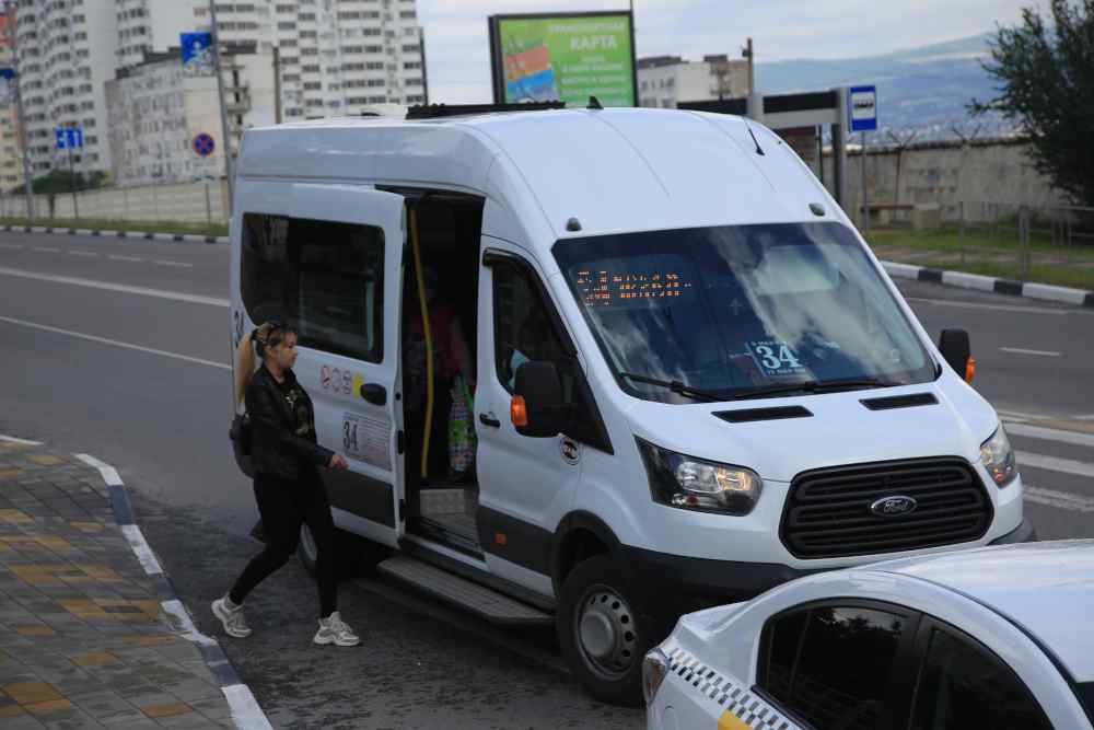 В пригороде Новороссийска водители маршрутки высаживает пассажиров на трассе. До дома идут 5 километров!