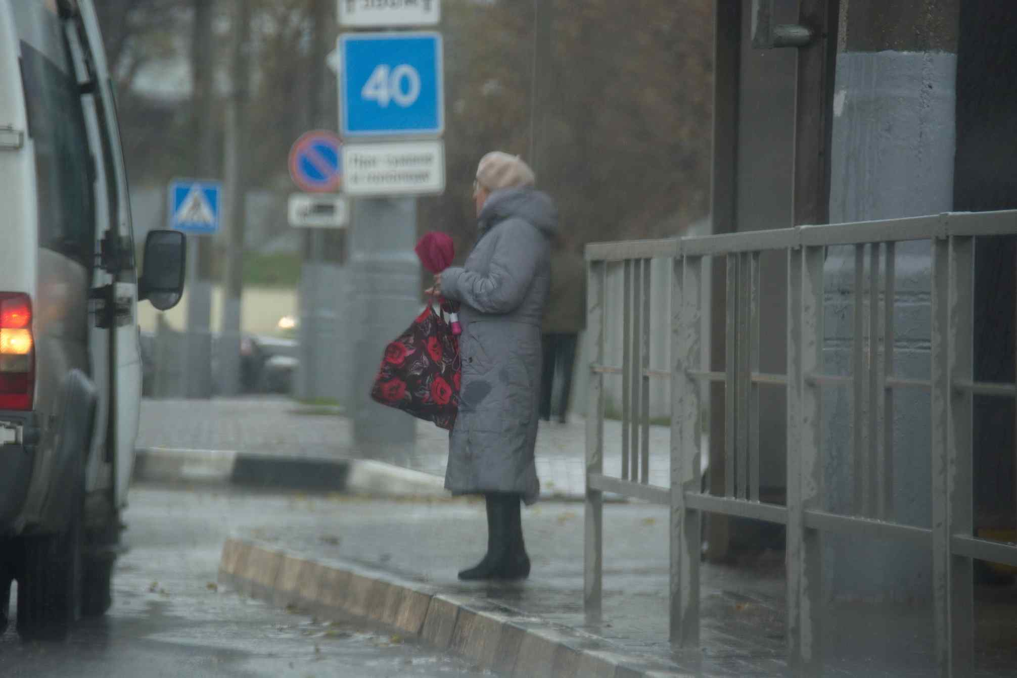 Дедушка из Новороссийска 8 лет просил остановку, чтобы внучка не мокла под дождём. А теперь просит для правнучки