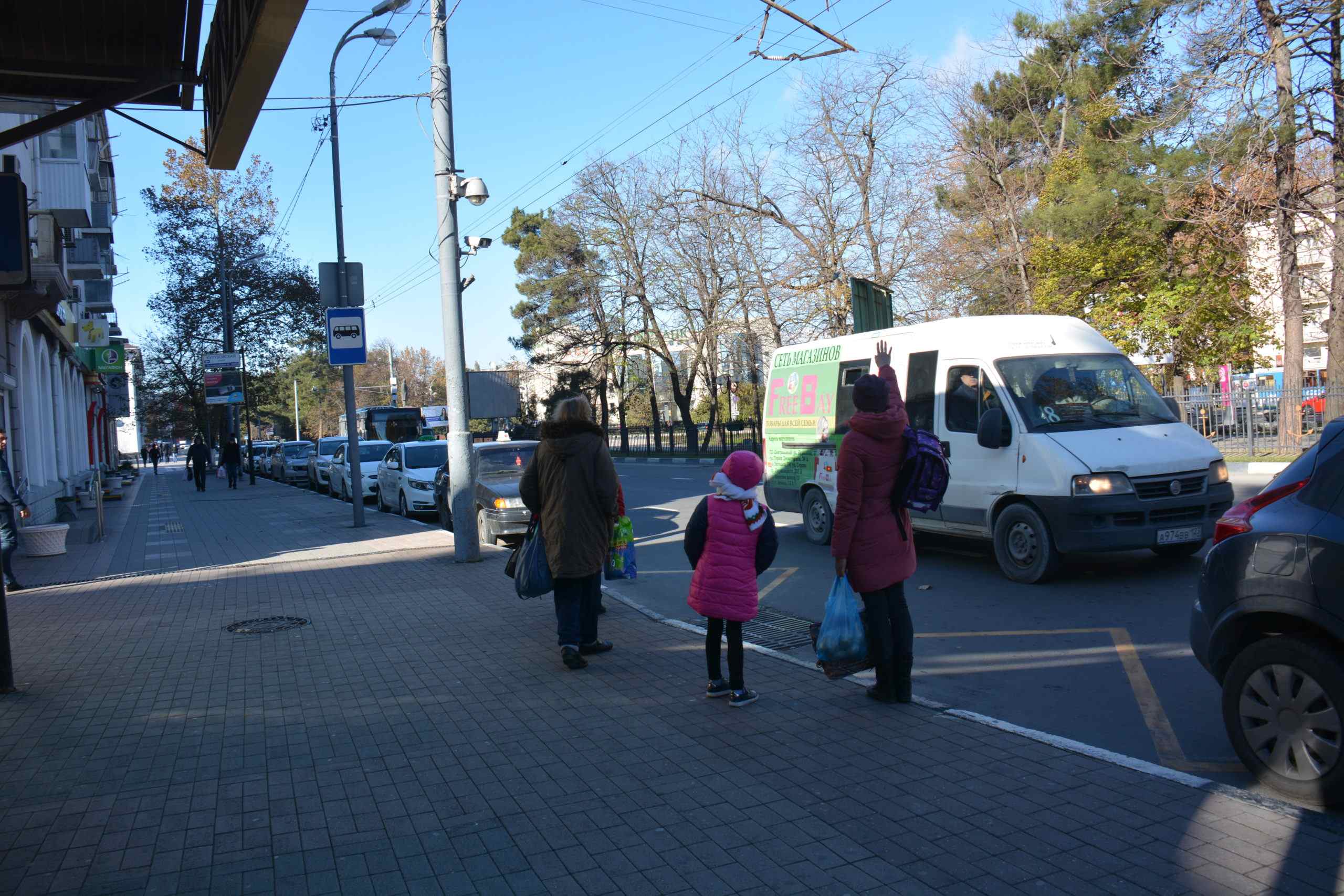 В Новороссийске детей высадили из автобуса на трассе. Как все было на самом деле?