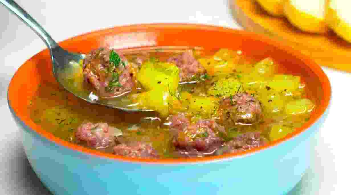 Марафон низкокалорийных рецептов продолжается: овощной суп с фрикадельками