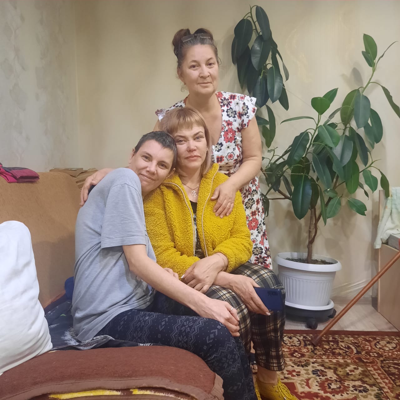 Найденная в Новороссийске бездомная, говорящая на шести языках, нашла приют у добрых людей