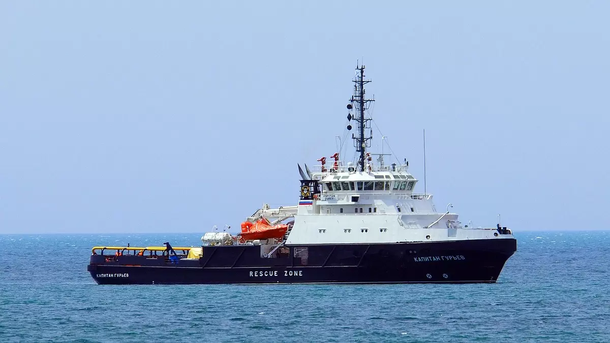 Новороссийский спасатель «Капитан Гурьев» идет в Иран обеспечивать водолазов ВМФ