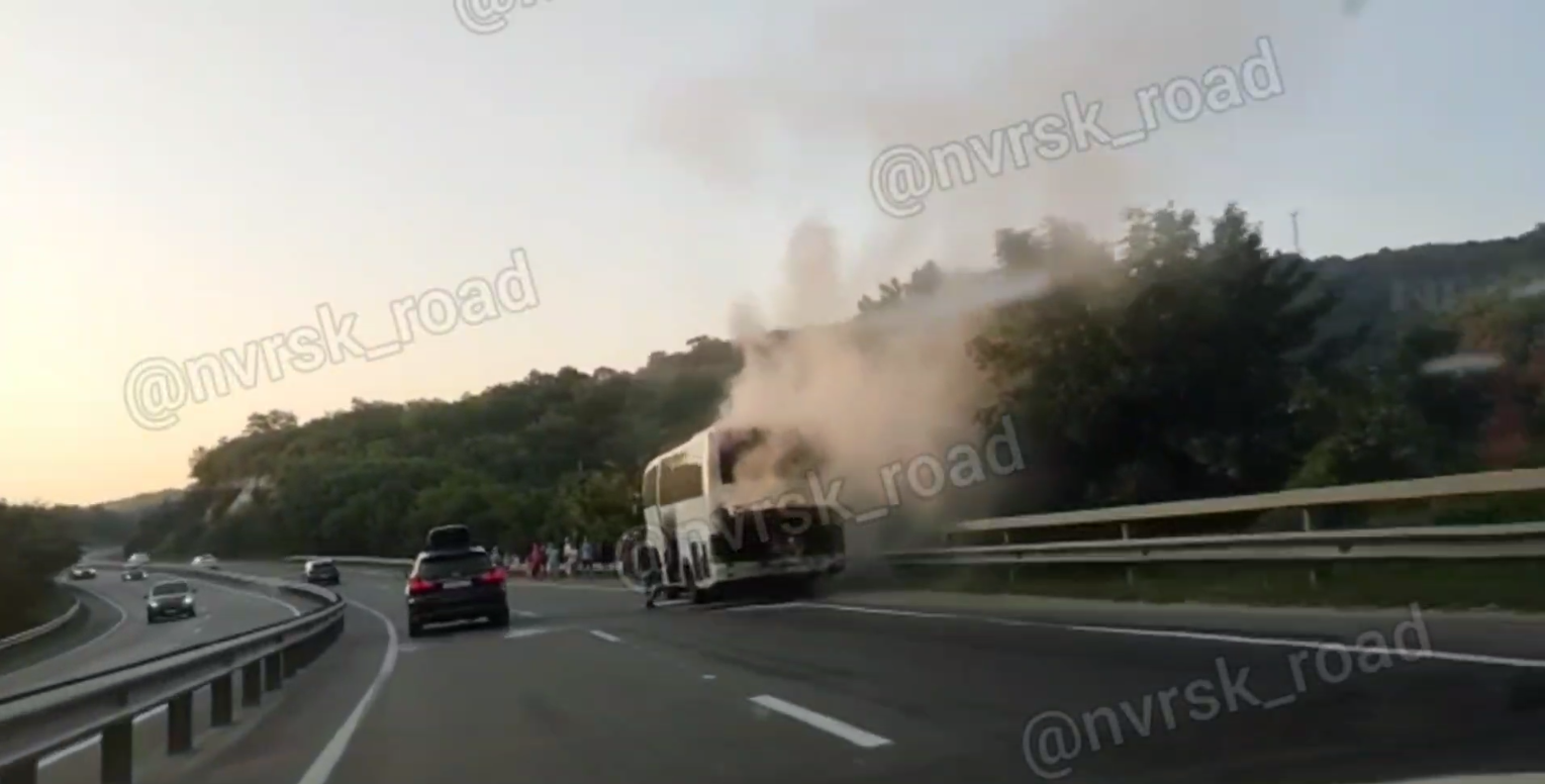 Под Новороссийском сгорел пассажирский автобус, а в Анапе полыхала столовая (видео)