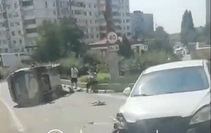 В Новороссийске перевернулась машина с ребенком (видео)