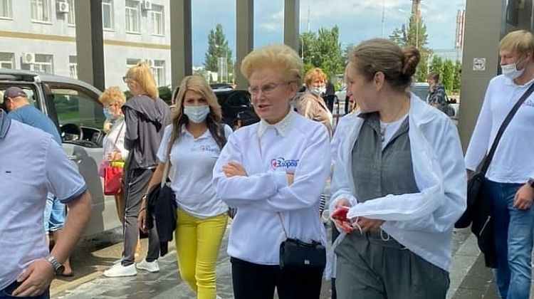 Телеведущая Елена Малышева вчера приехала в Анапу