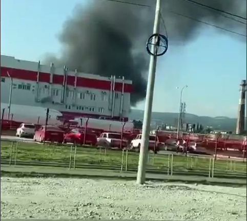 Под Новороссийском у продовольственных складов горел грузовик (видео)