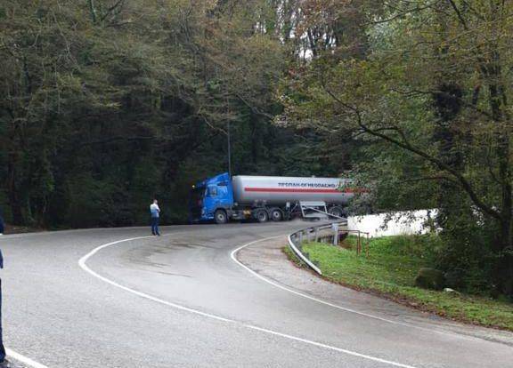 На подъезде к Сочи случилось ДТП с газовозом, из-за чего движение на трассе пришлось остановить