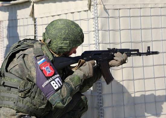 «КамАз» прорывался через КПП воинской части в Новороссийске. Учения с имитацией стрельбы и взрывов