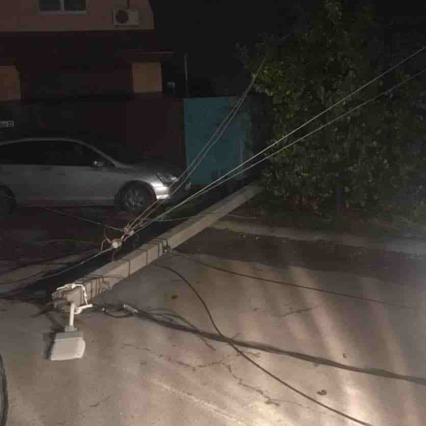 В Новороссийске водитель «Жигулей» «уронил» столб на собственную машину