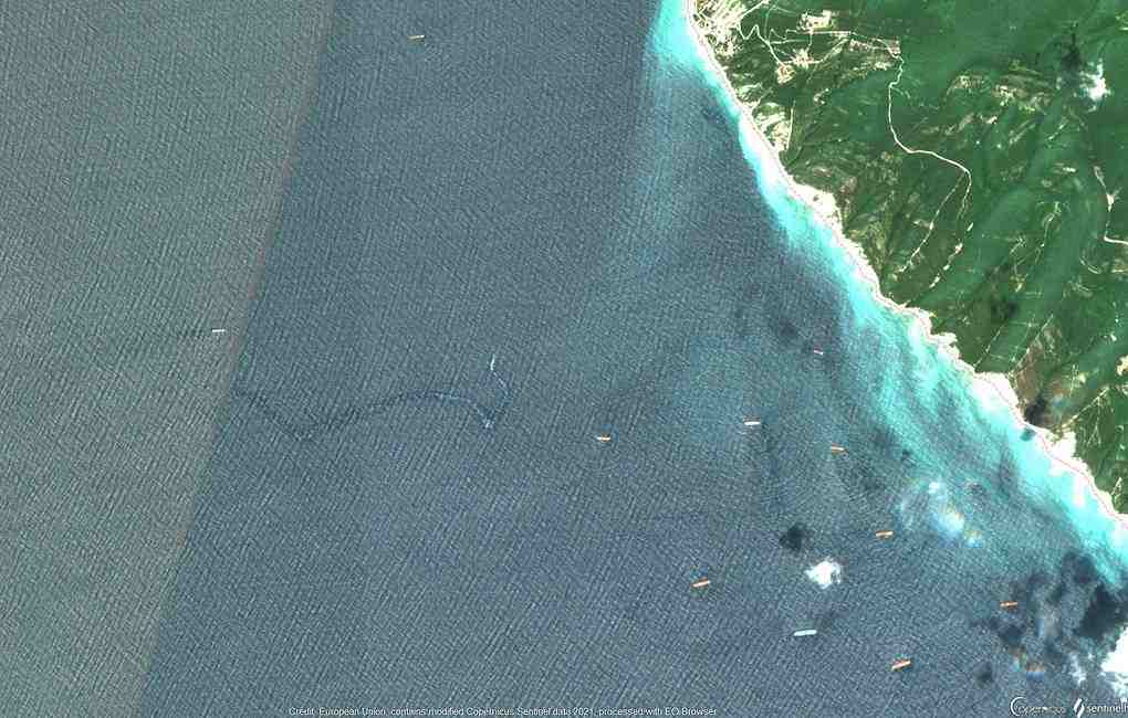 Над затонувшим «Адмиралом Нахимовым» видны нефтяные пятна. Такое было ровно год назад