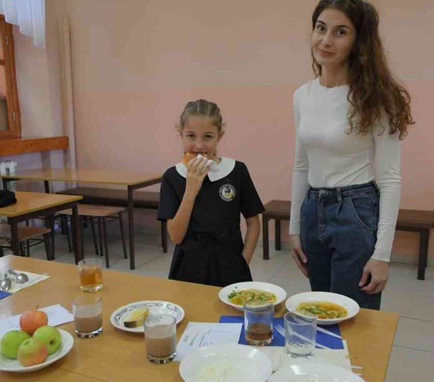 А по борщам – «пятерки»! Новороссийские родители продегустировали обеды в школе №21