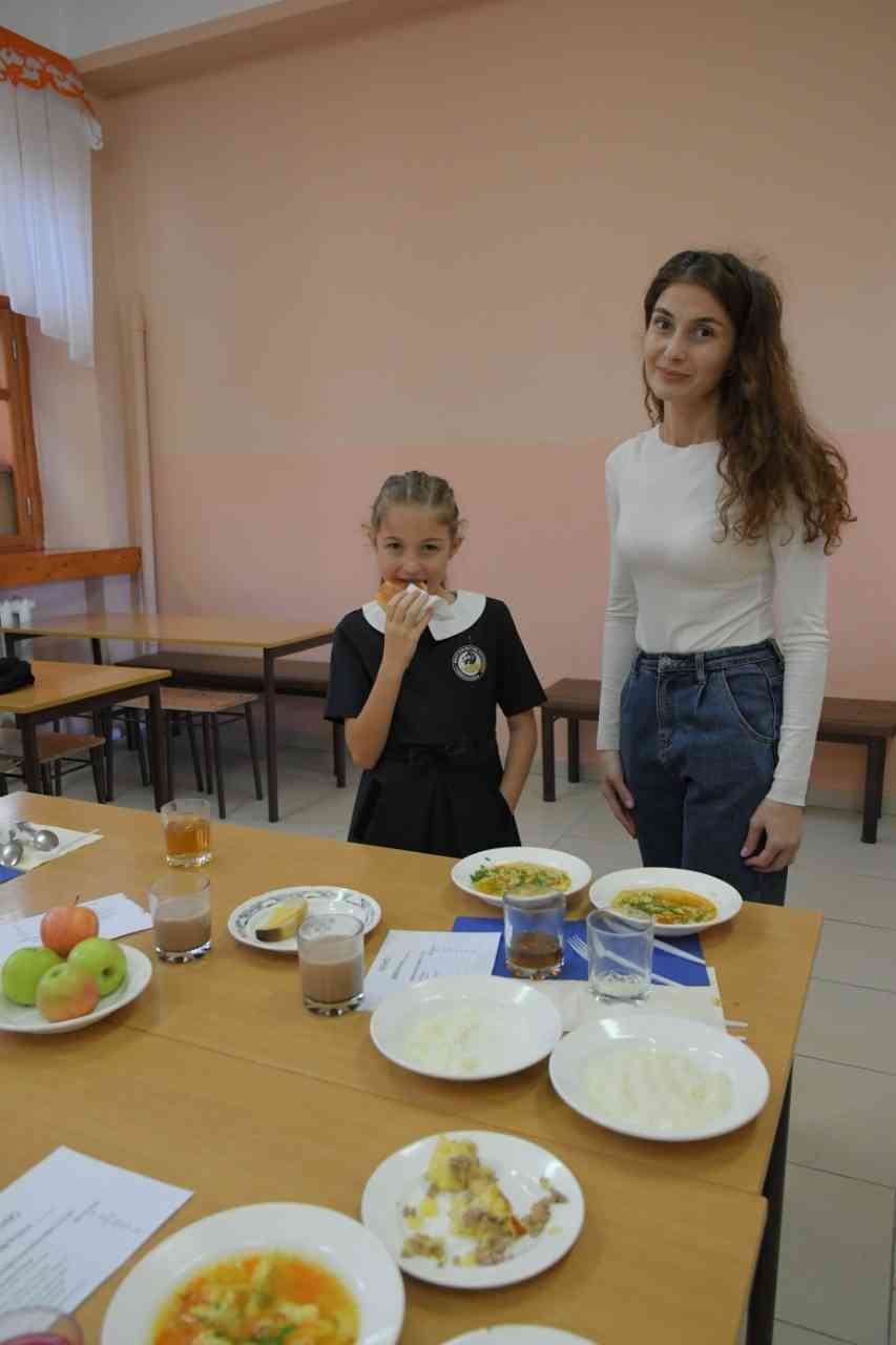 А по борщам – «пятерки»! Новороссийские родители продегустировали обеды в школе №21
