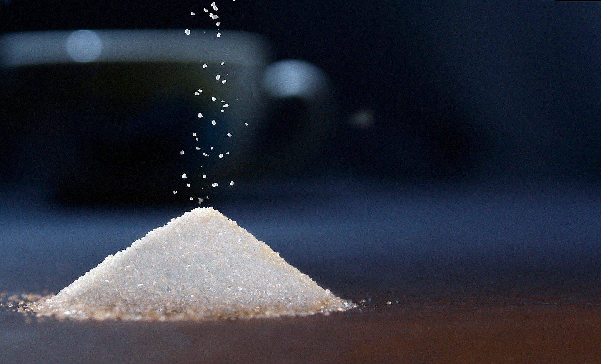 В Новороссийске покупатели перевешивают магазинный сахар. Песка не докладывают!