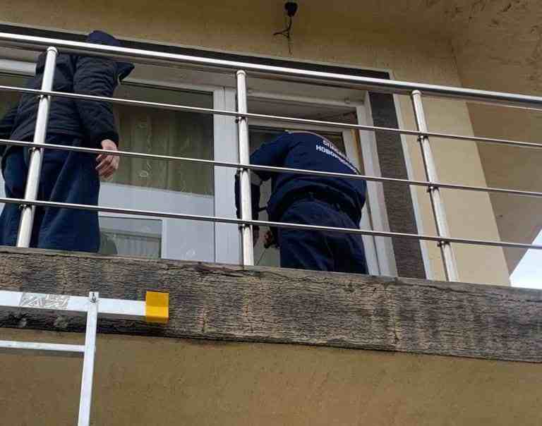 Новороссийские спасатели зашли через балкон, чтобы вызволить малыша