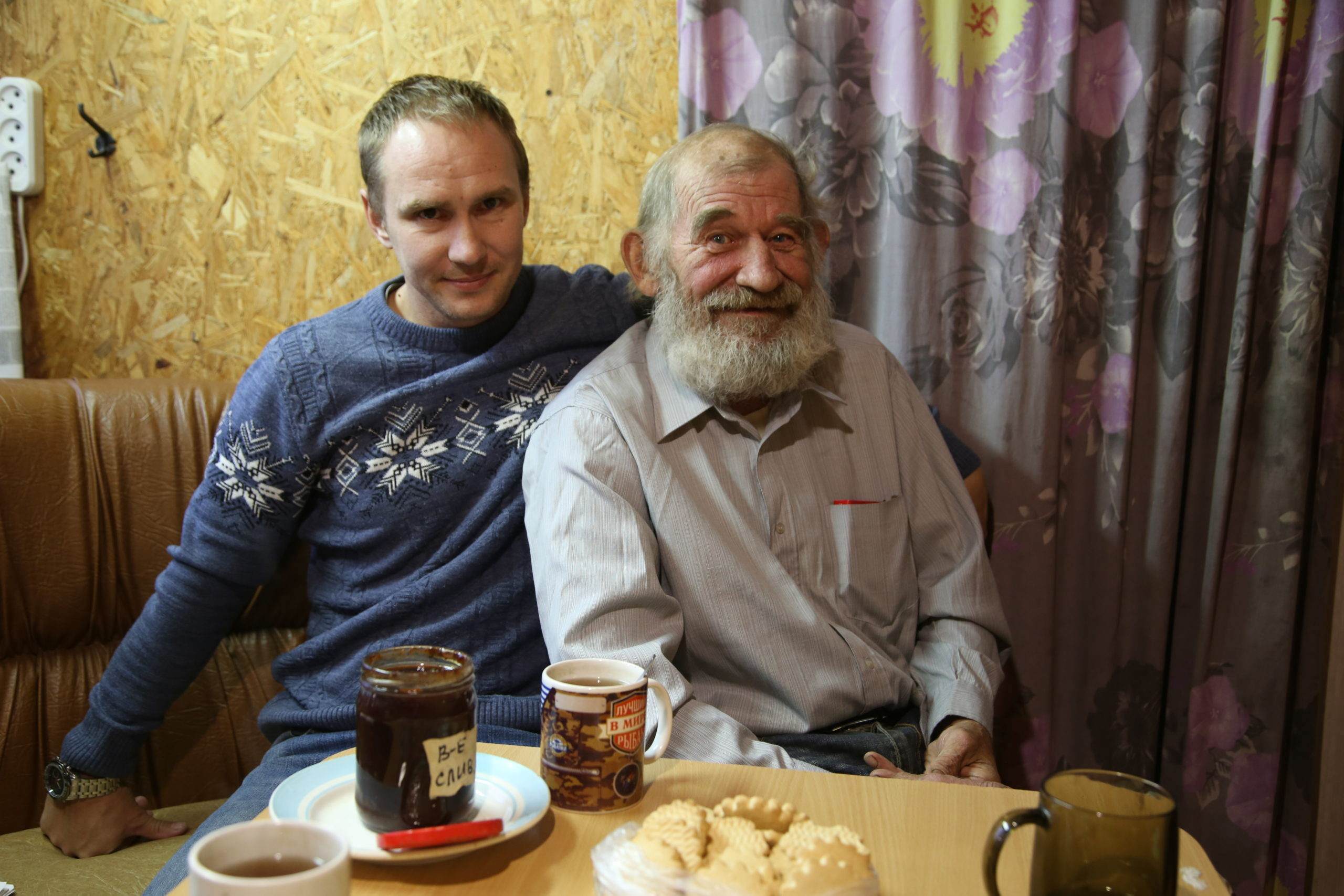 В Новороссийске санитар «красной зоны» носит бабушек на руках