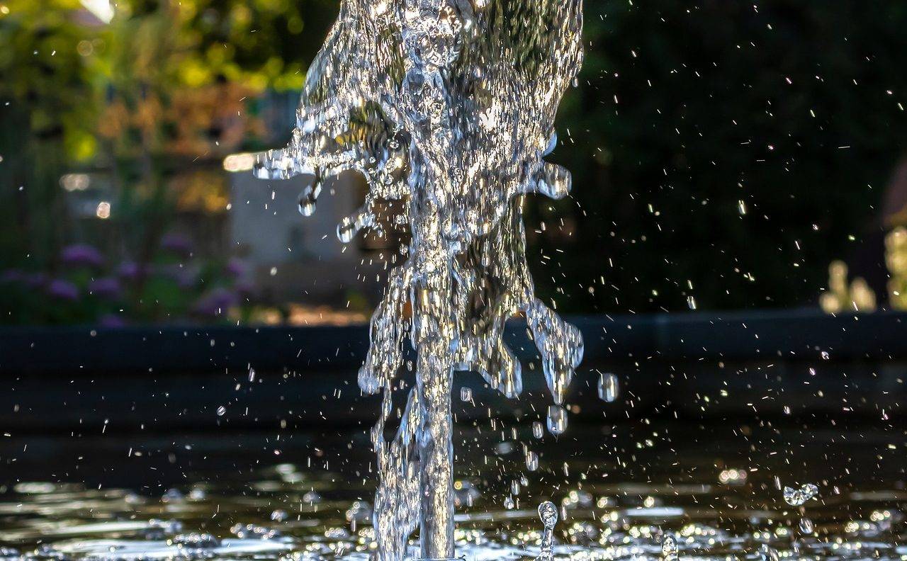 В Новороссийске фонтан питьевой воды бьет по графику