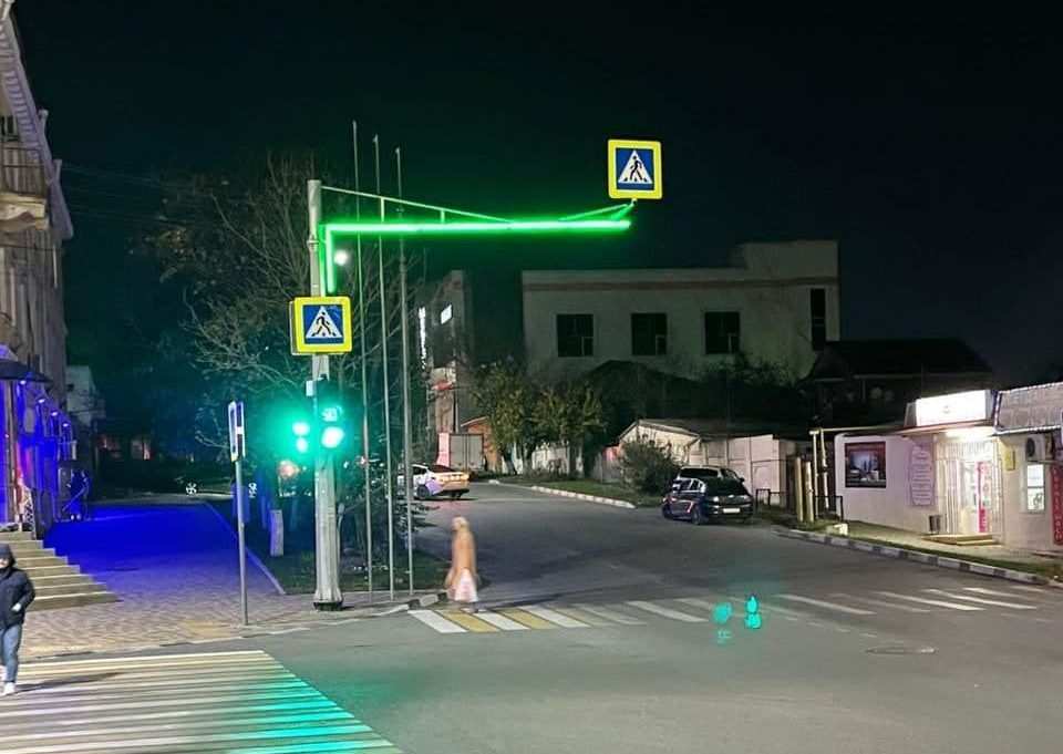 В Новороссийске появился светящийся дублер светофора