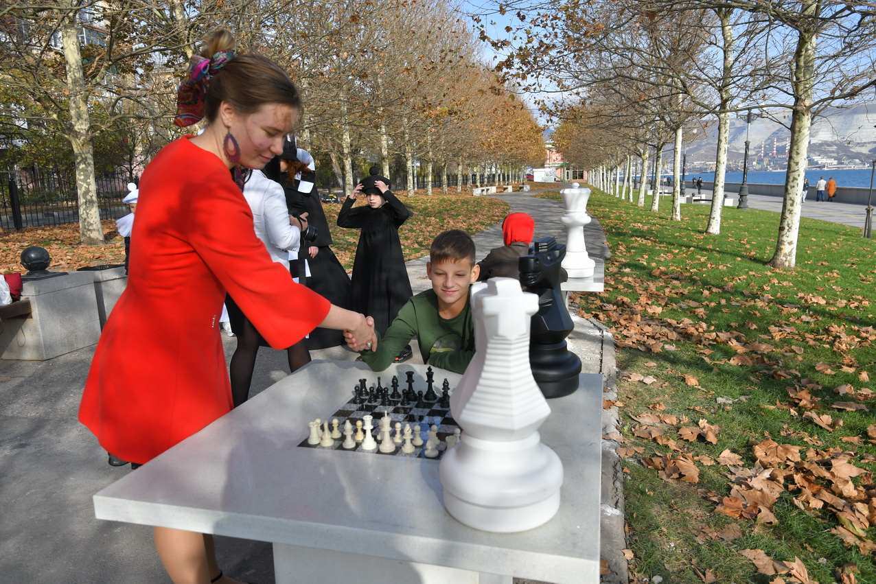 На набережной Новороссийска прошли турниры и сеансы одновременной игры в шахматы